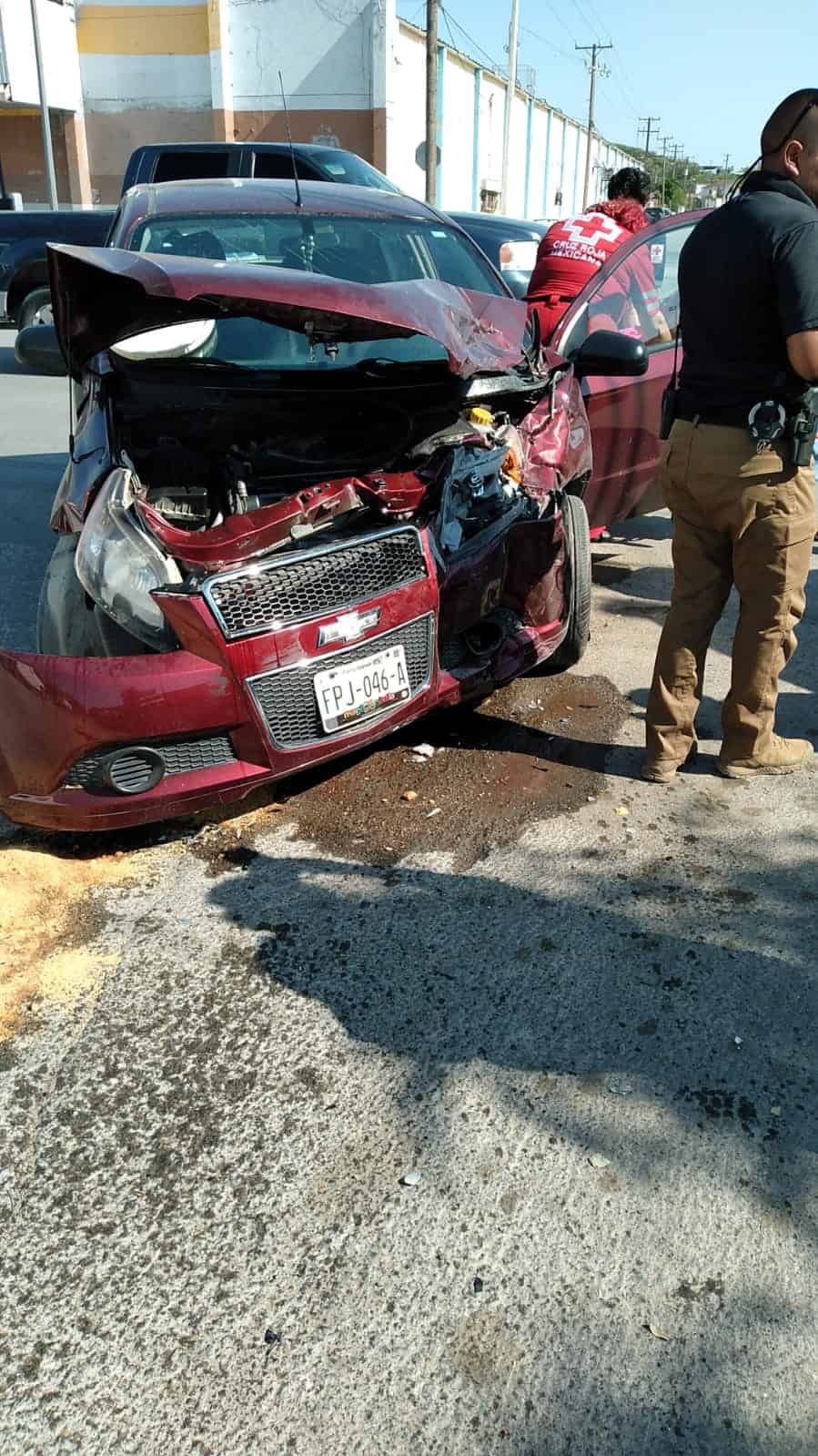 Despistado conductor causa choque al atravesarse