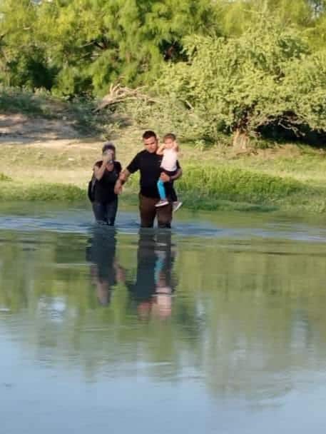 Rescata INM con helicóptero a 15 migrantes