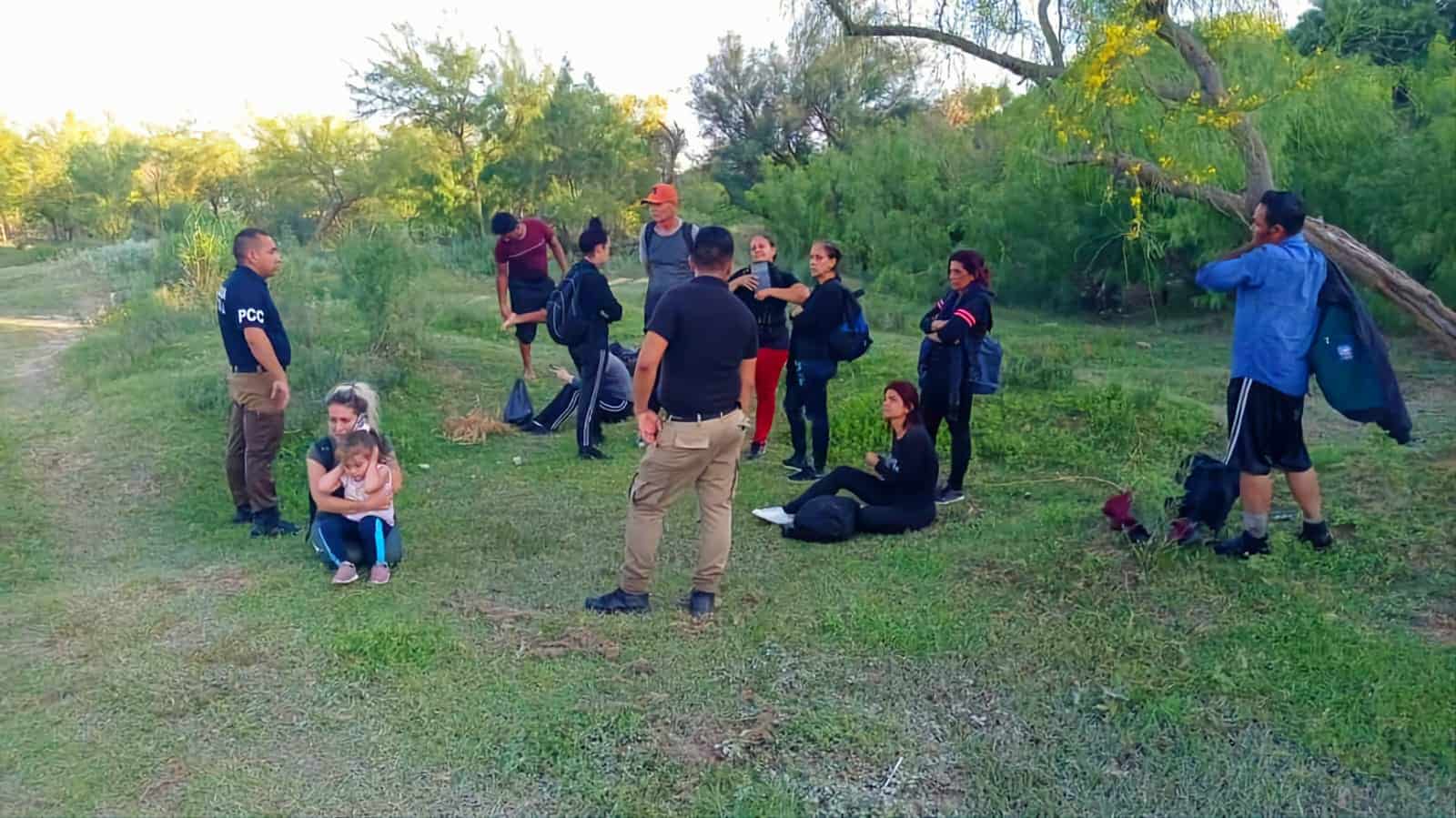 Rescata INM con helicóptero a 15 migrantes