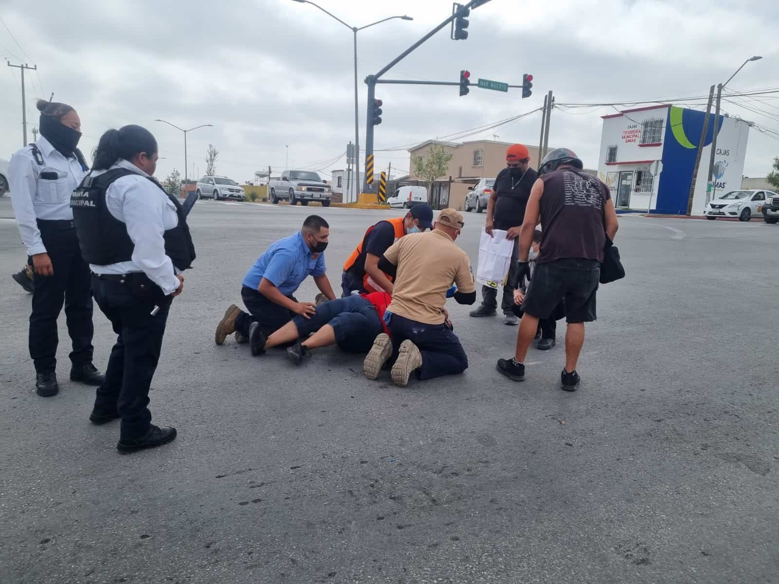 EMBISTEN A MOTOCICLISTA