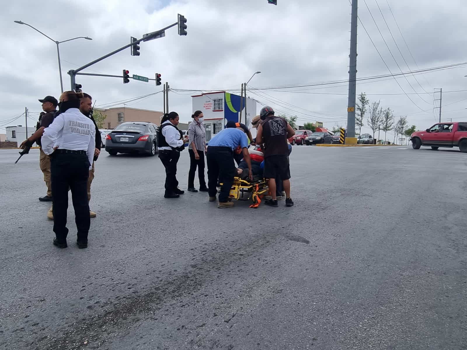 EMBISTEN A MOTOCICLISTA