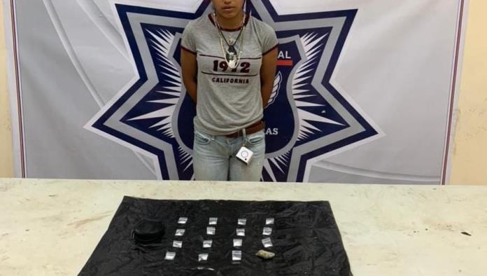 Detienen a jovencita con dosis de cristal