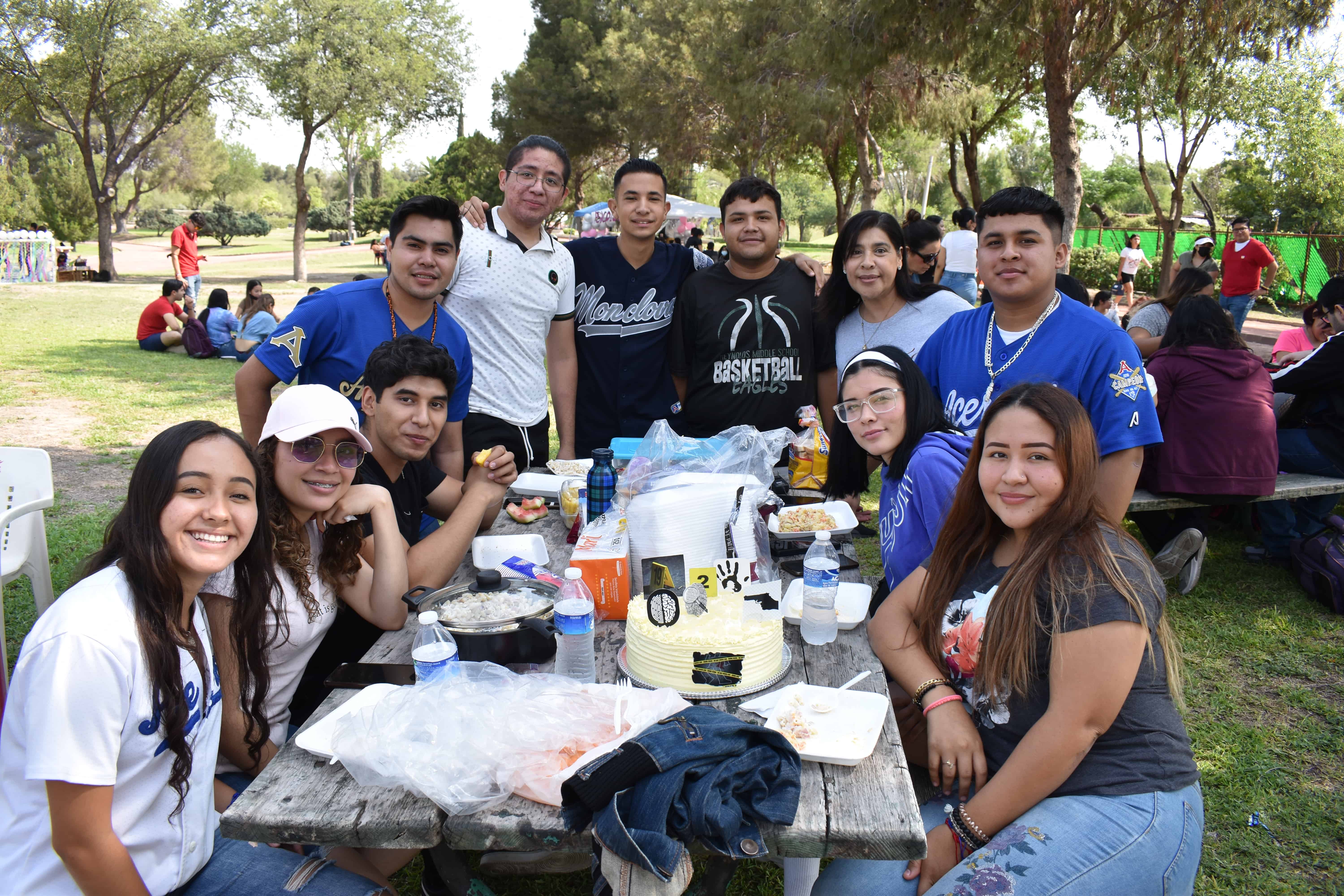 Celebra Universidad Vizcaya a estudiantes