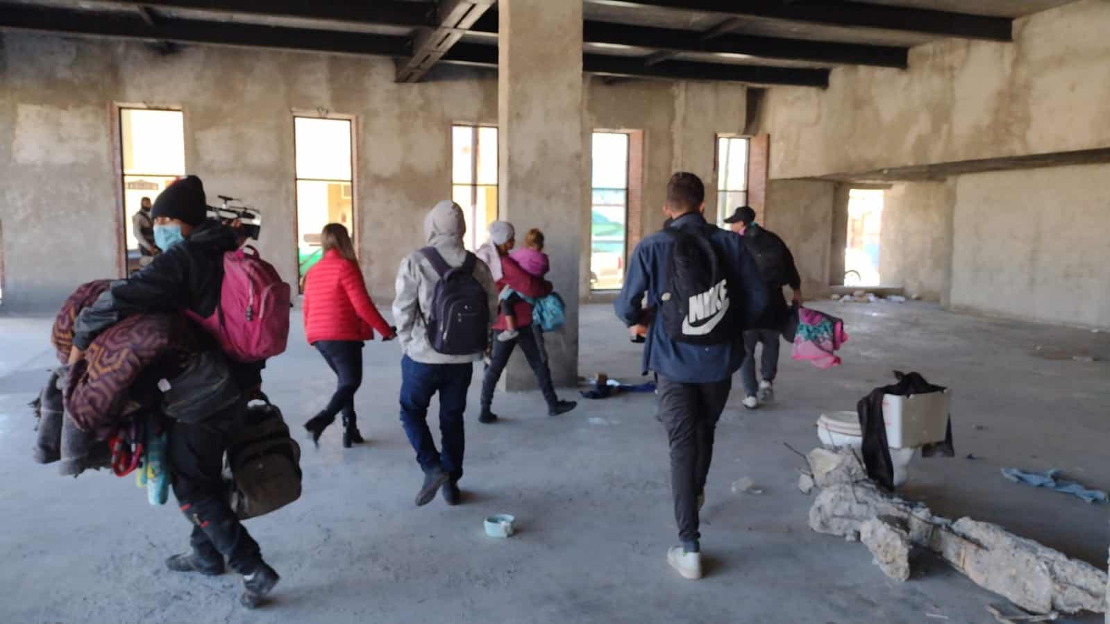 Analizan mantener ocupados a migrantes
