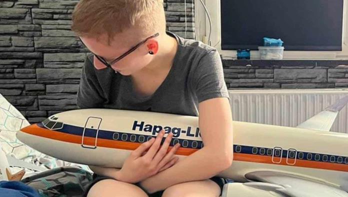 Mujer se enamora de un avión Boeing 737 de juguete