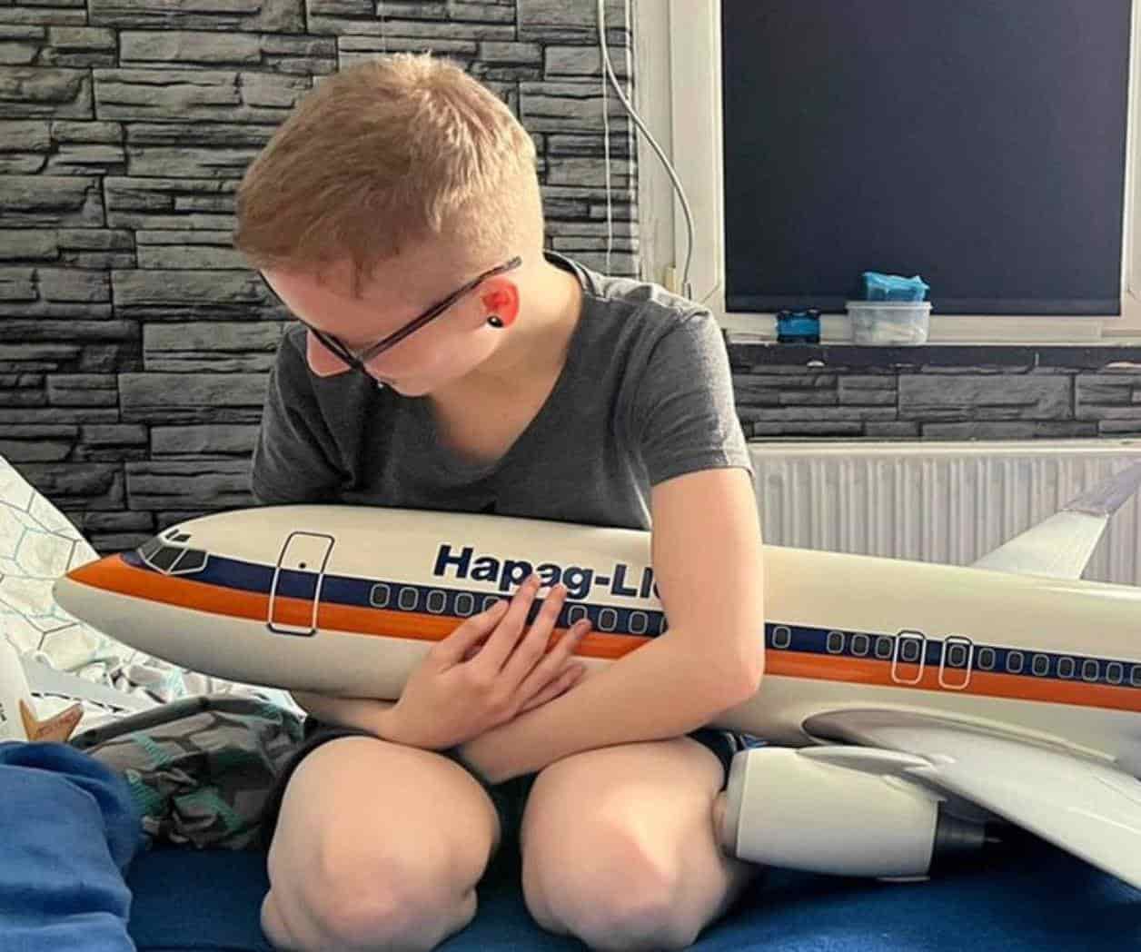 Mujer se enamora de un avión Boeing 737 de juguete