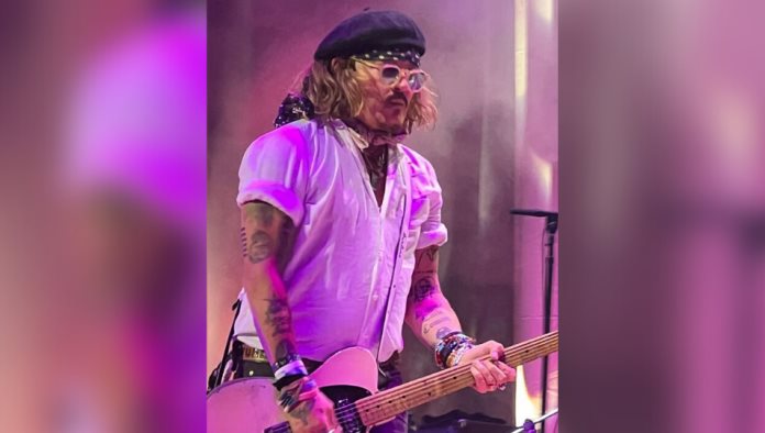 Johnny Depp reaparece en concierto tras juicio con Amber Heard