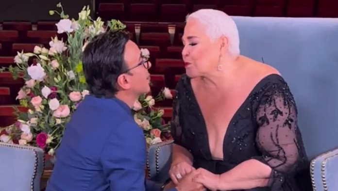 Lupita DAlessio se besa en la boca con Adal Ramones