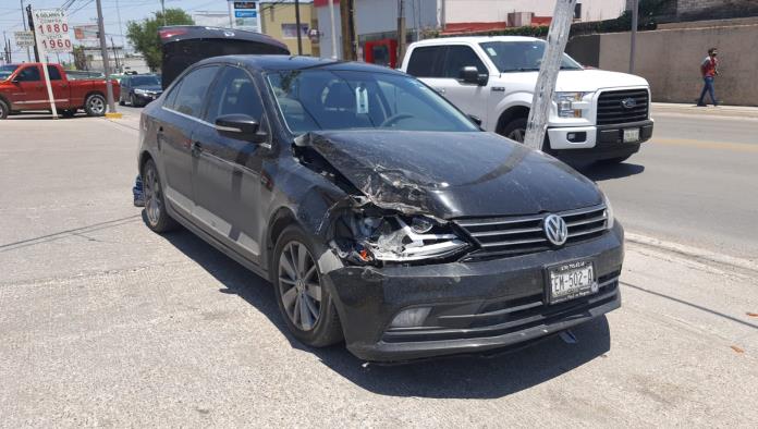 Provoca choque al cambiar de carril.