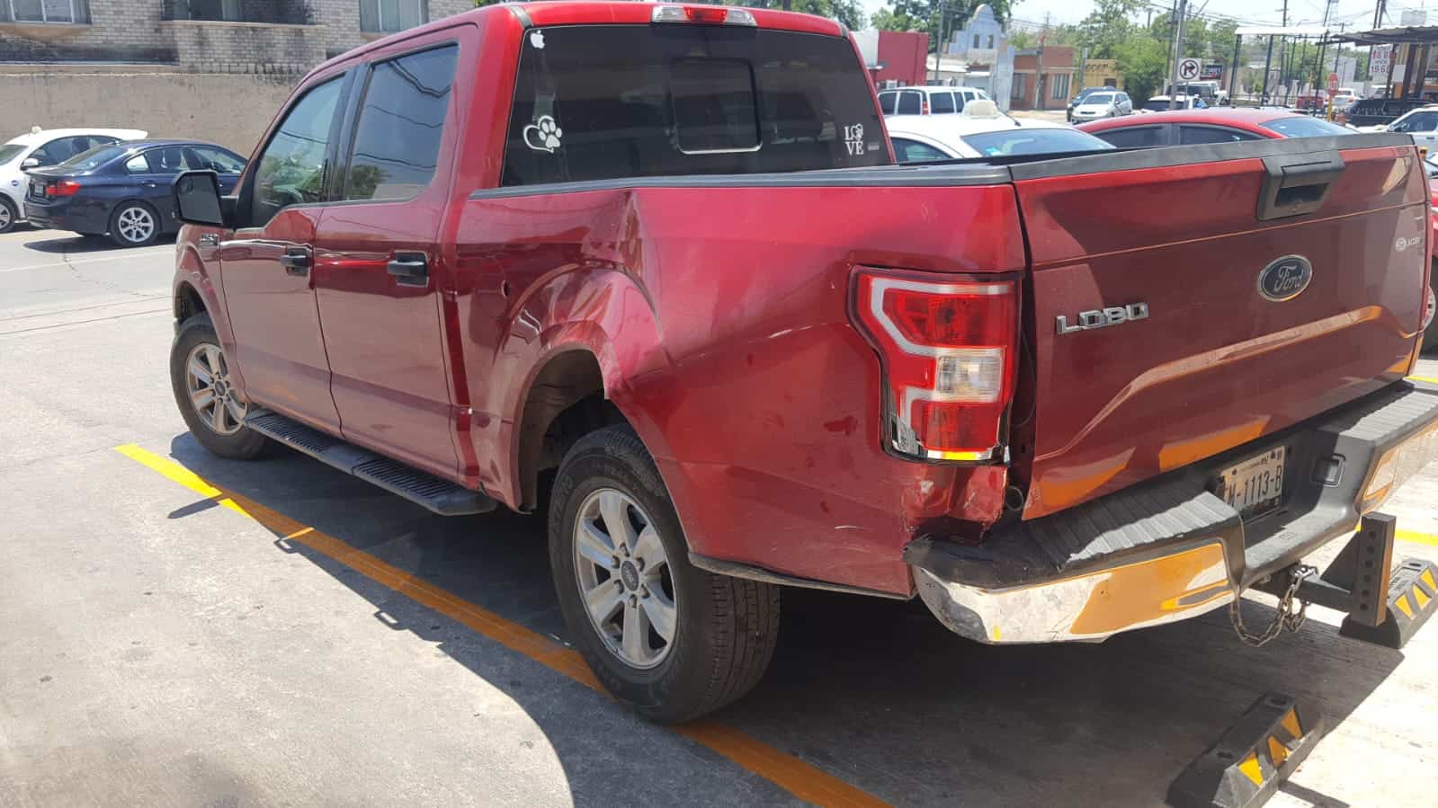 Provoca choque al cambiar de carril.