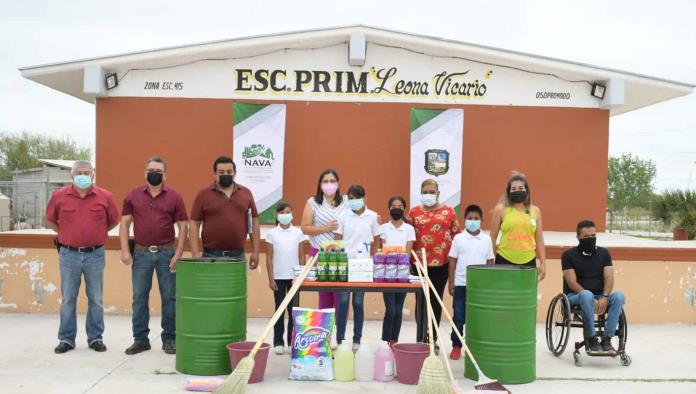 Atiende Pily Valenzuela a primaria Leona Vicario