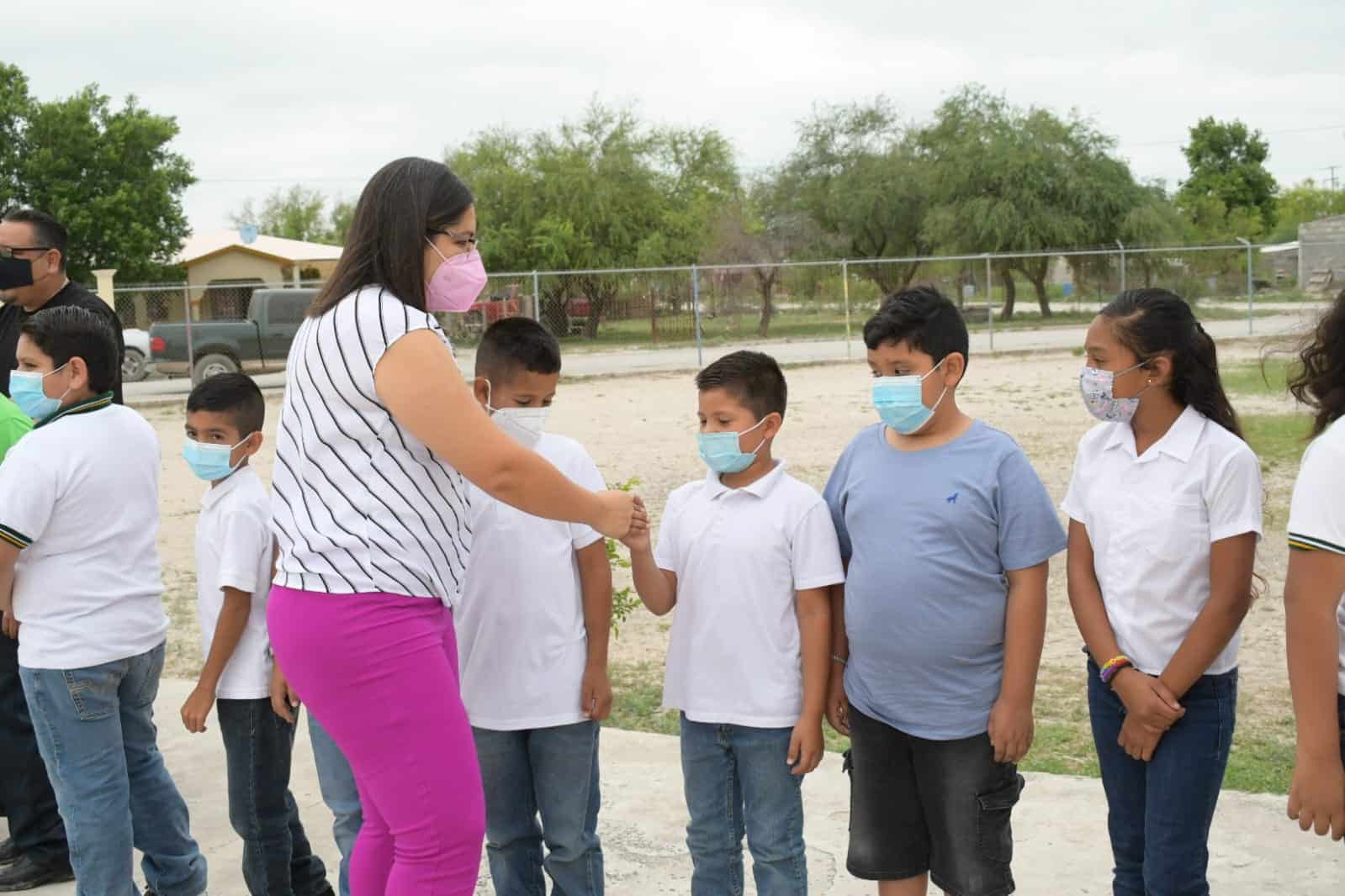 Atiende Pily Valenzuela a primaria Leona Vicario