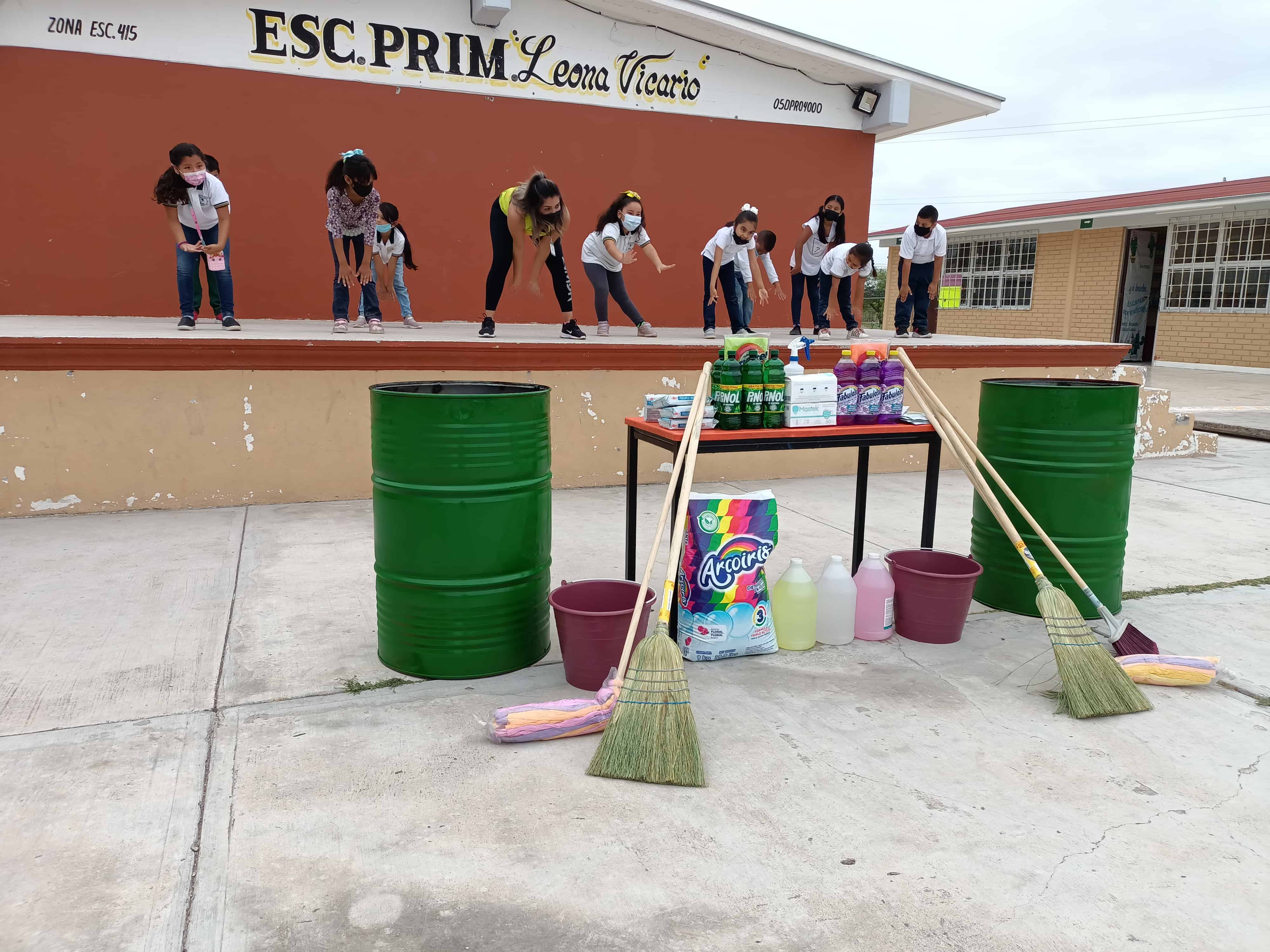 Atiende Pily Valenzuela a primaria Leona Vicario