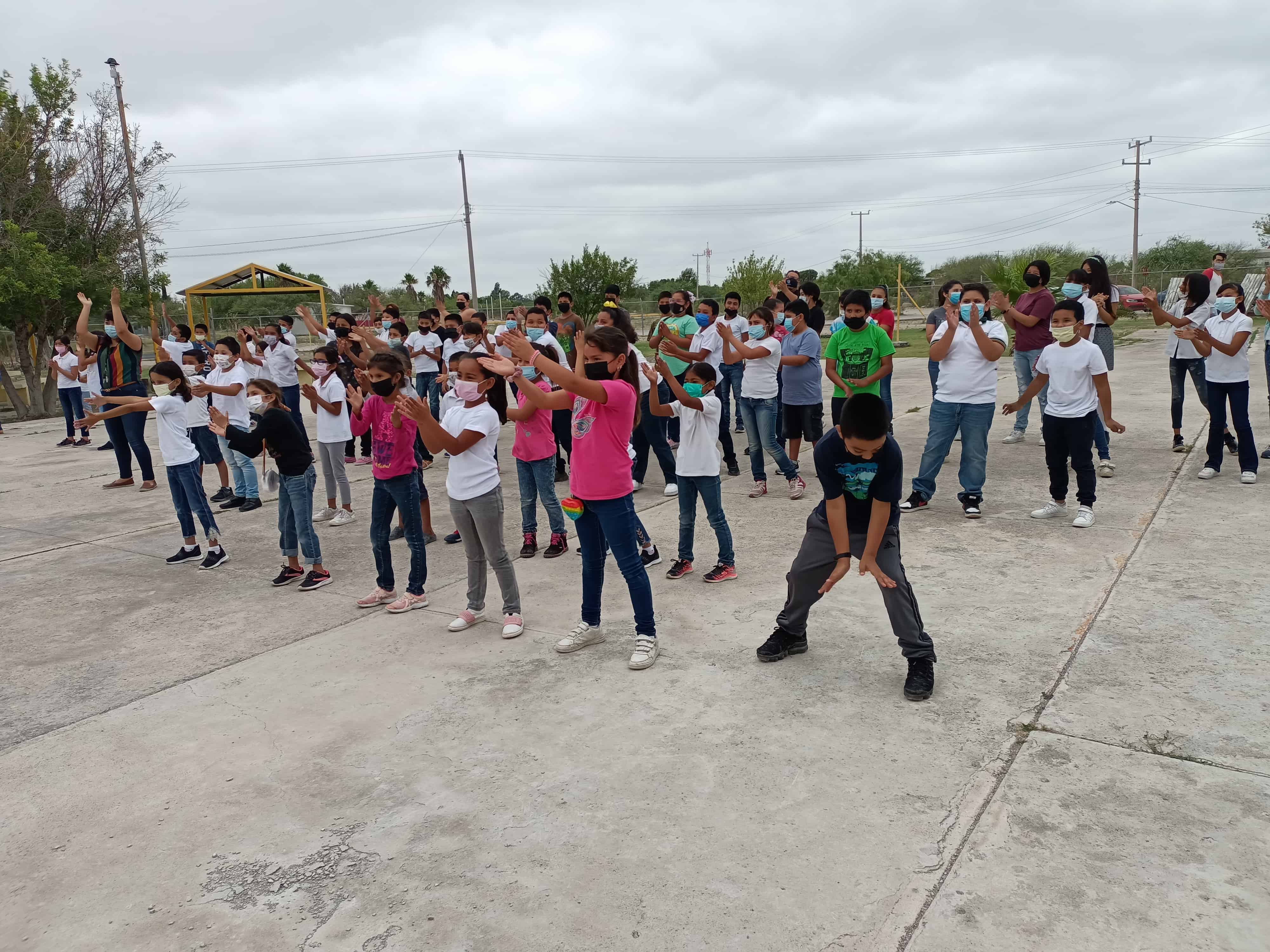 Atiende Pily Valenzuela a primaria Leona Vicario