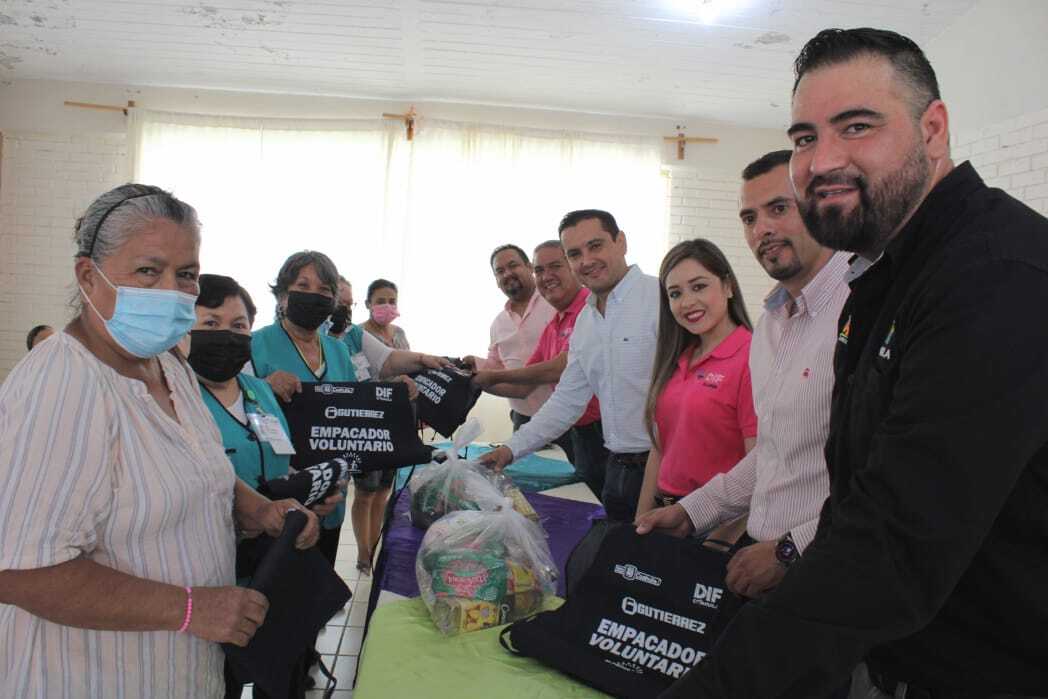 Entregan apoyos a empacadores de la tercera edad