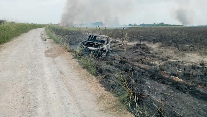 Sofoca PC y Bomberos incendio de automóvil abandonado en brecha