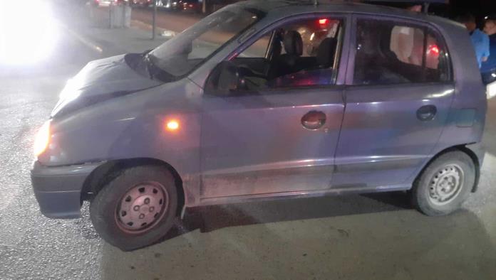 Invade carril y se impacta en la colonia Santa Rosa