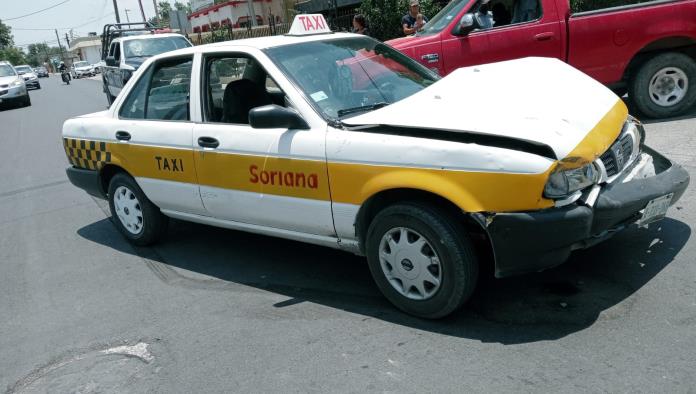 Se impacta con taxista