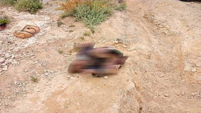 Hallan cadáver en baldío