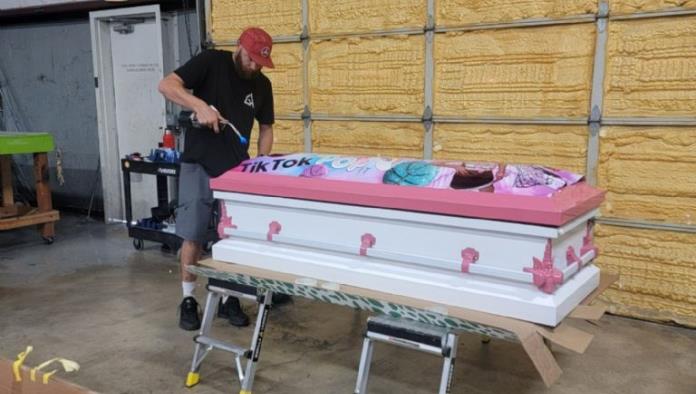 Hombre personalizó los ataúdes de los niños asesinados en Texas