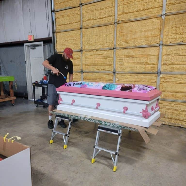 Hombre personalizó los ataúdes de los niños asesinados en Texas