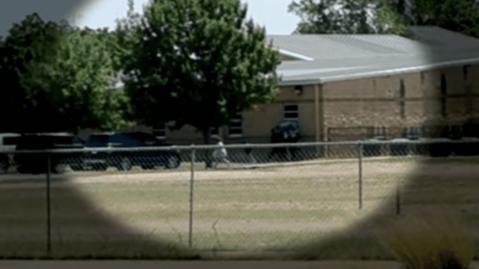 Nuevo video muestra a niños saliendo de escuela durante tiroteo en Texas