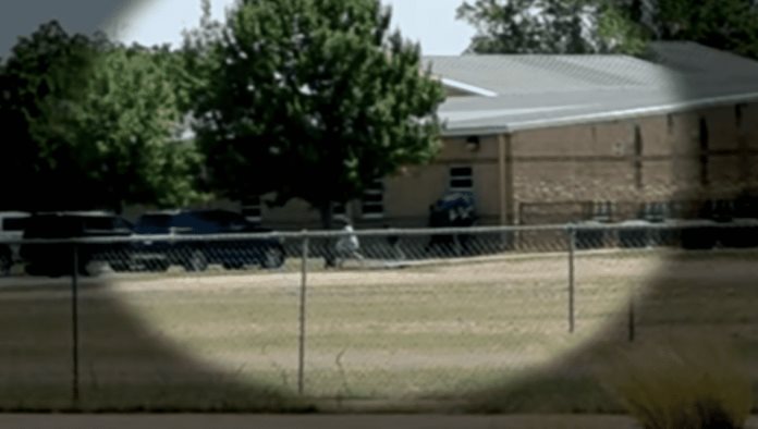 Nuevo video muestra a niños saliendo de escuela durante tiroteo en Texas