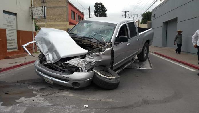Colisiona camión y pickup