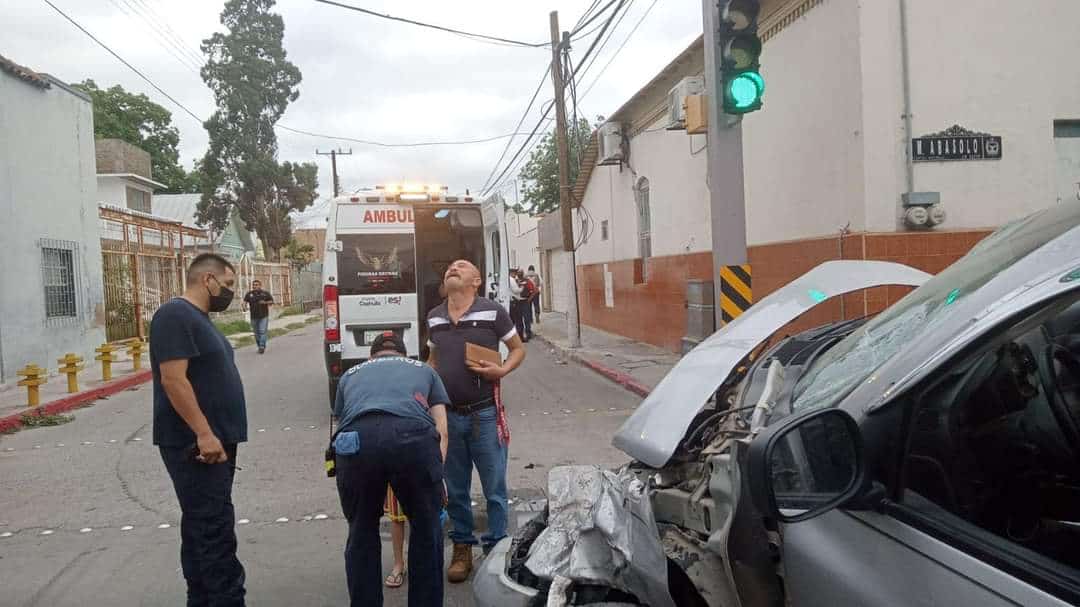 Colisiona camión y pickup