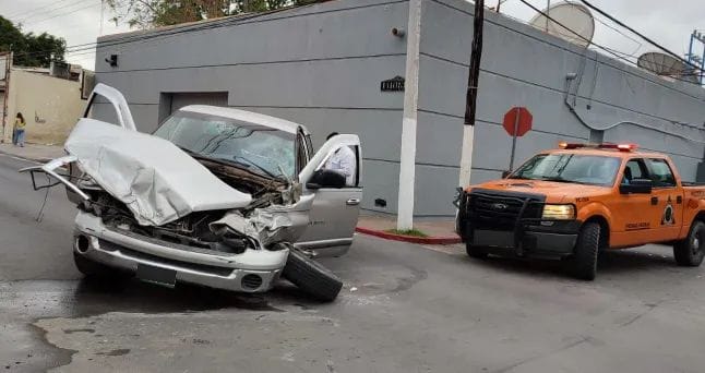 Colisiona camión y pickup