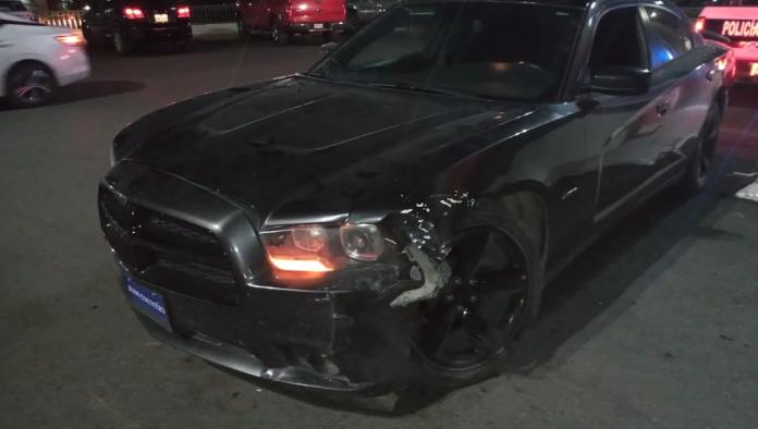 Impacta texano a taxista y una mujer resulta lesionada
