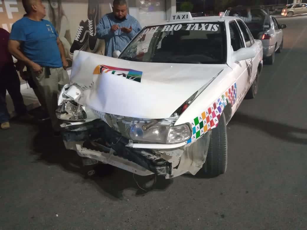 Impacta texano a taxista y una mujer resulta lesionada