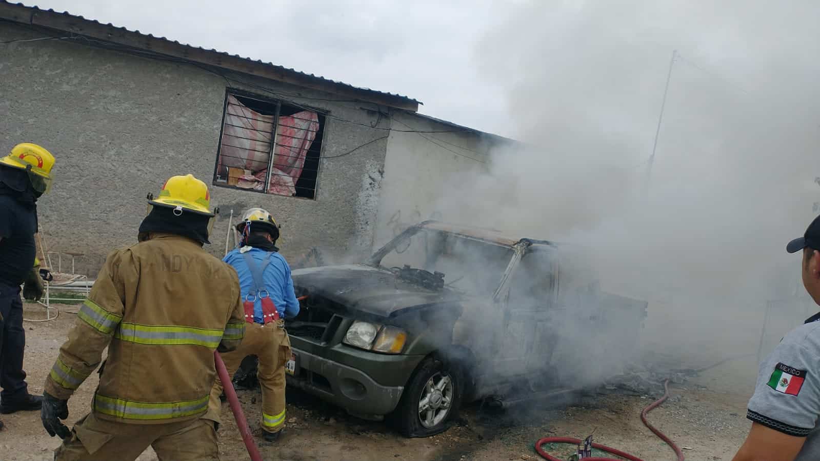 Le incendia camioneta a su exmujer por celos