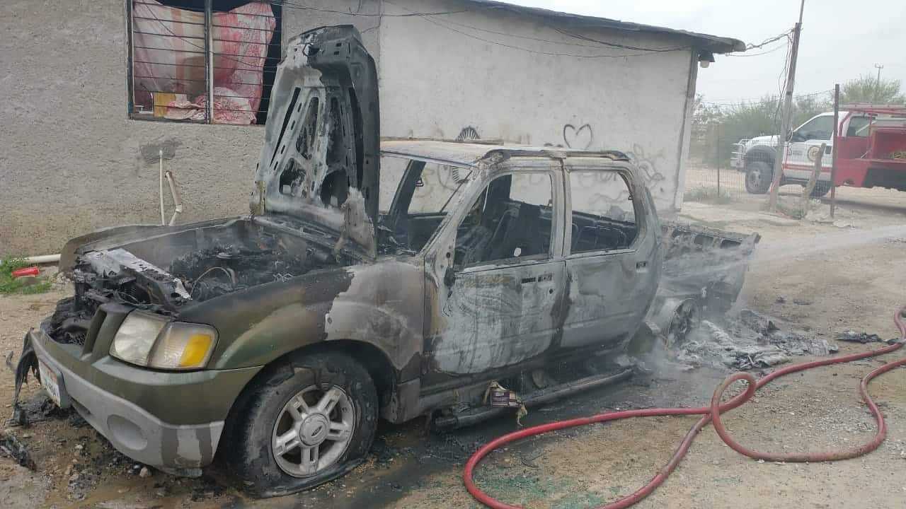 Le incendia camioneta a su exmujer por celos