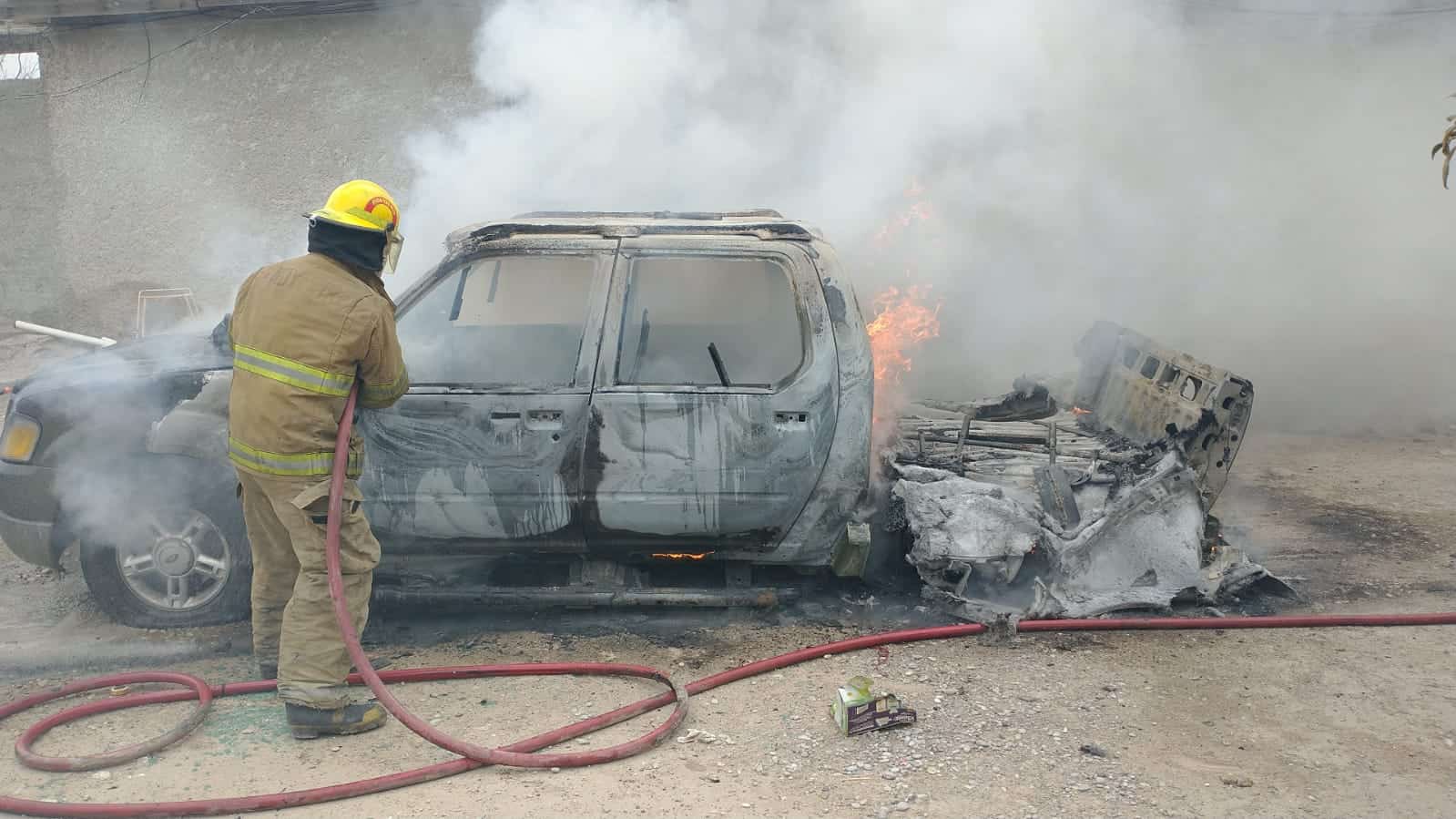 Le incendia camioneta a su exmujer por celos