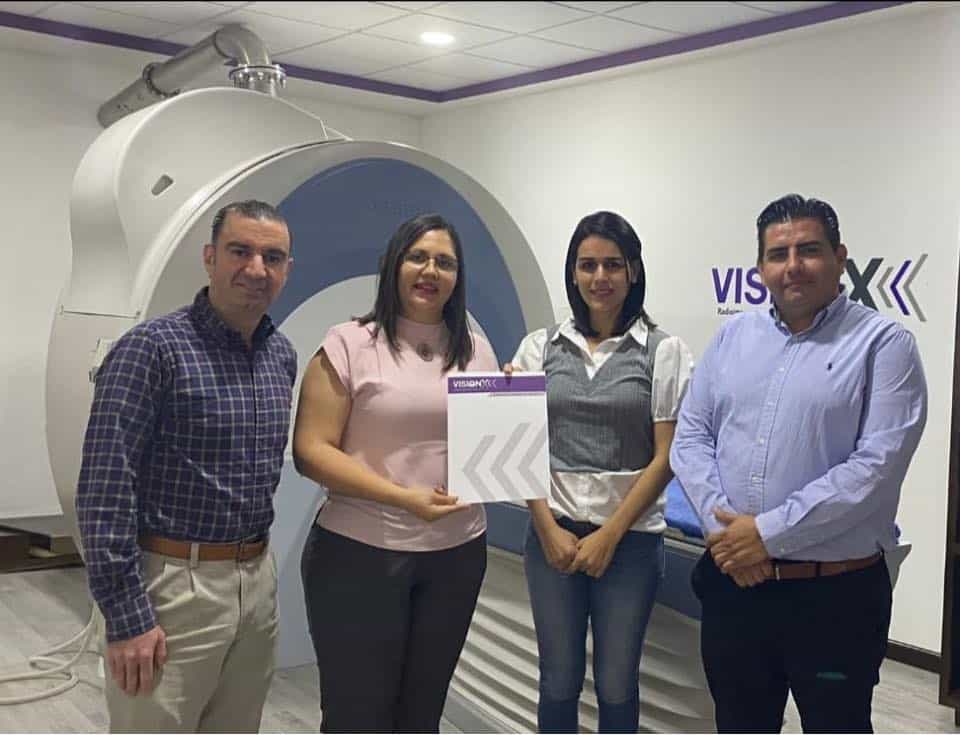 Firma Nava convenio con clínica ‘Visión X’