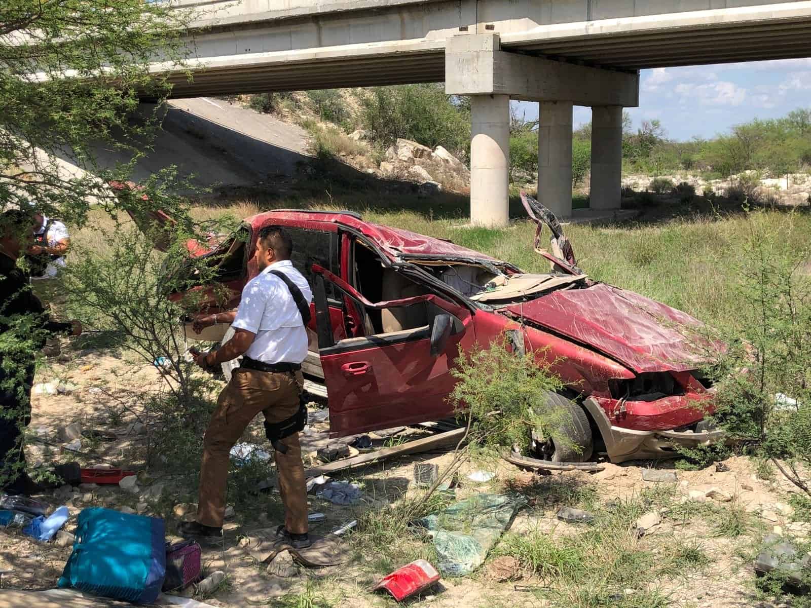 ¡Fatal volcadura!; Se mata californiano