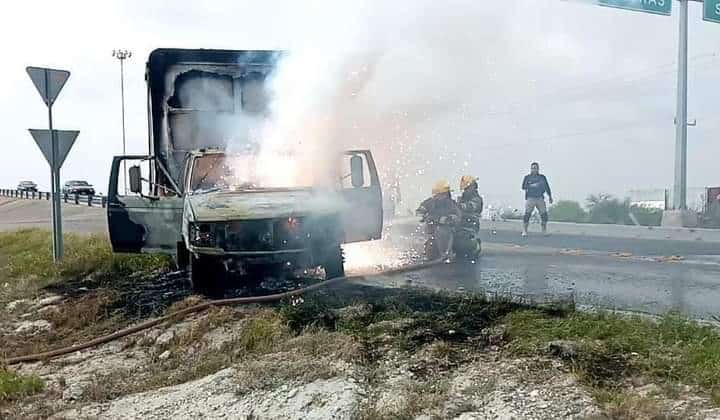 Arde camión de refrescos; En el puente Allende