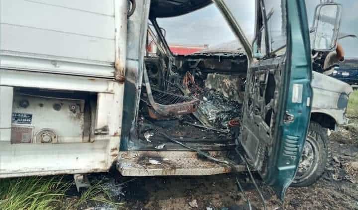 Arde camión de refrescos; En el puente Allende