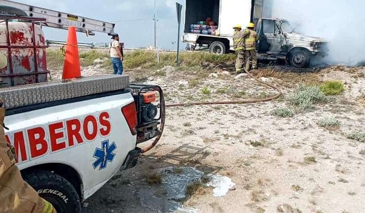 Arde camión de refrescos; En el puente Allende