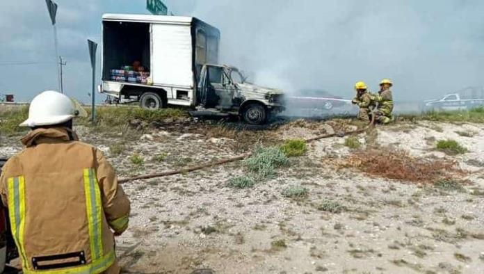 Arde camión de refrescos; En el puente Allende