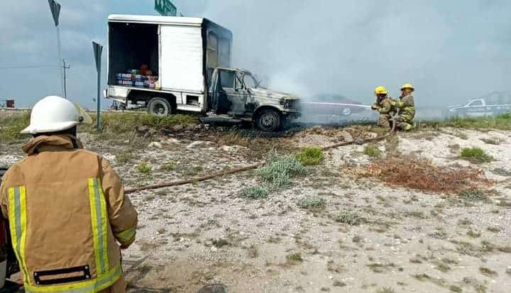 Arde camión de refrescos; En el puente Allende