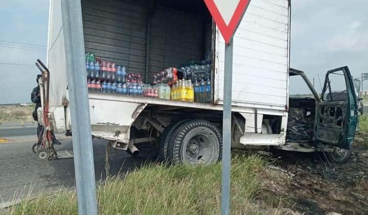 Arde camión de refrescos; En el puente Allende