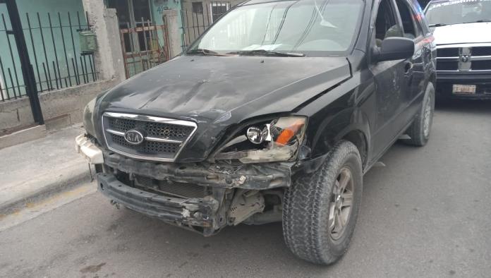 Evade alto y colisiona imprudente taxista