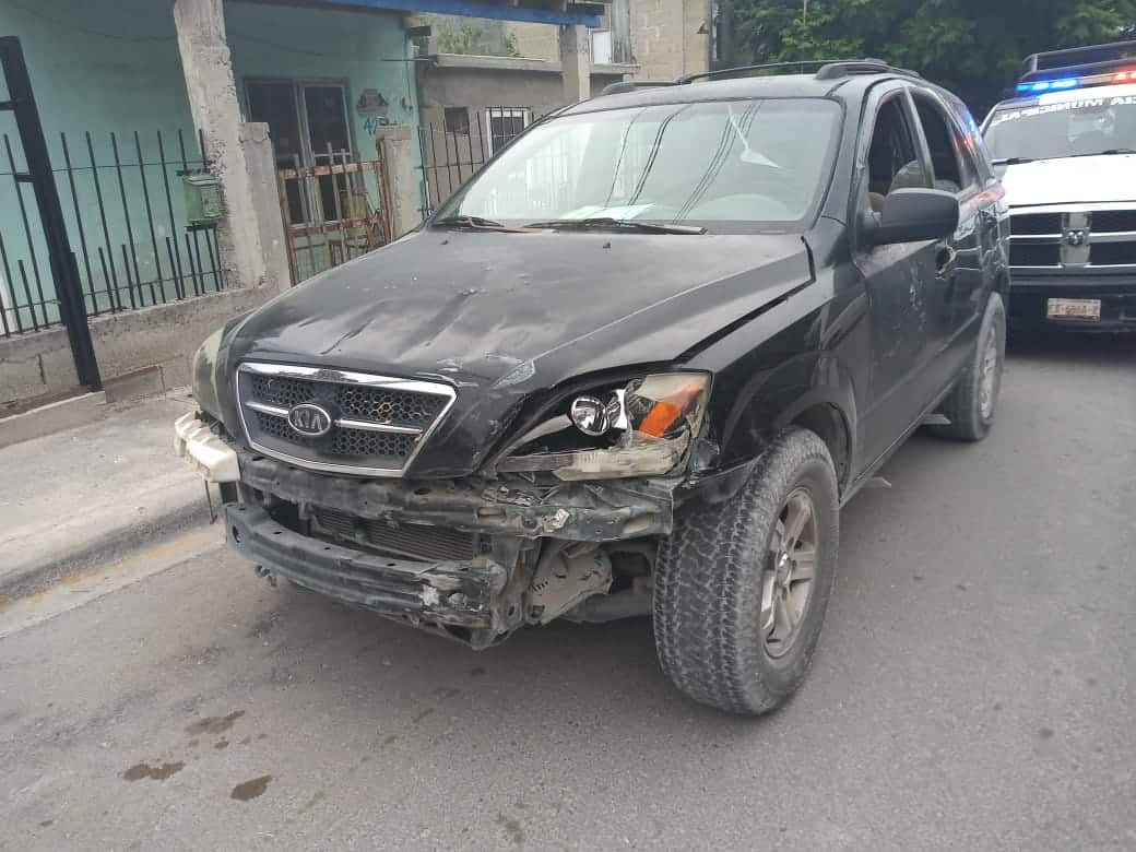 Evade alto y colisiona imprudente taxista