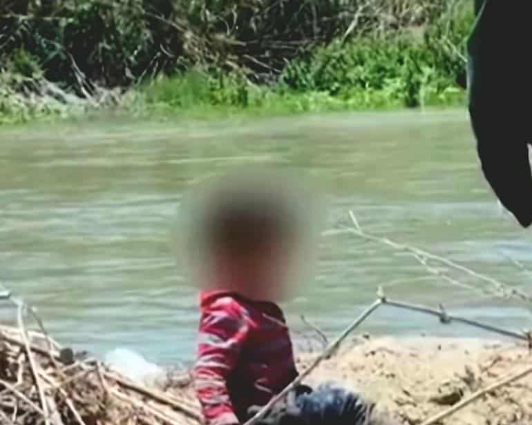 Abandonan a niño de 2 años; En medio de una isla