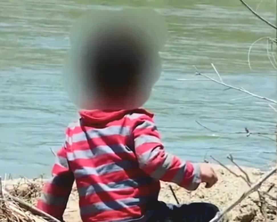 Abandonan a niño de 2 años; En medio de una isla