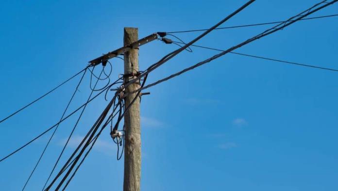 ¿Por qué no debes tocar un poste de luz cuando llueve?