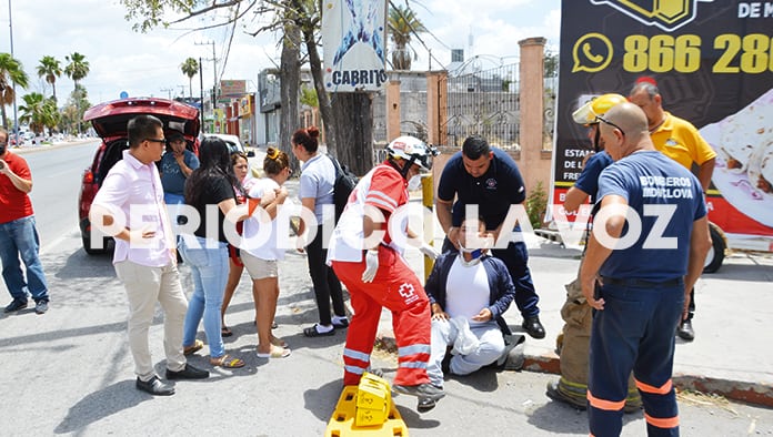 Se pasa luz roja y choca ama de casa