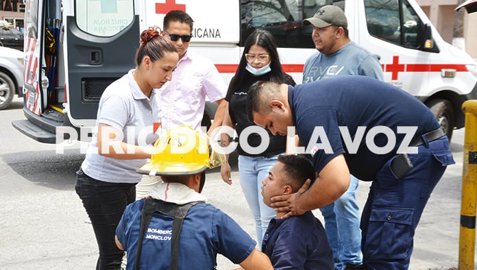 Se pasa luz roja y choca ama de casa